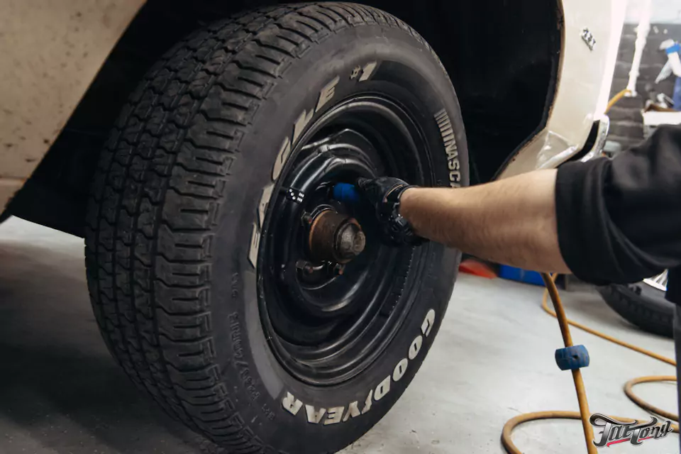 Фирменный шиномонтаж на стендах Hunter для Chevrolet Impala: собрали комплект колес Dayton Wire Wheels с системой knock-off!